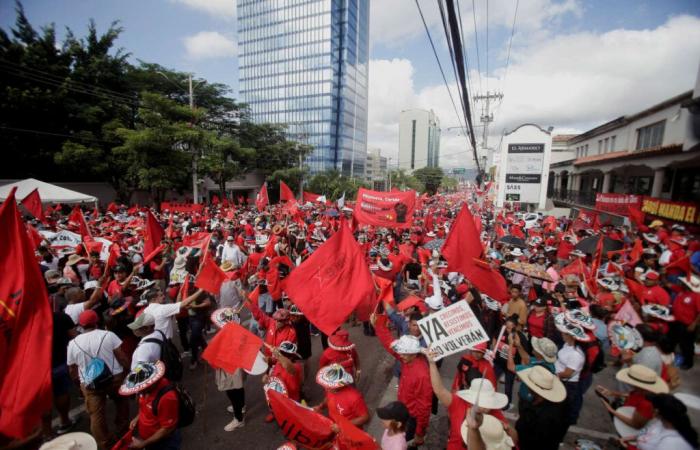 Thousands
      of
      people
      in
      Honduras
      demonstrate
      in
      support
      of
      President
      Xiomara
      Castro
      after
      compromising
      video