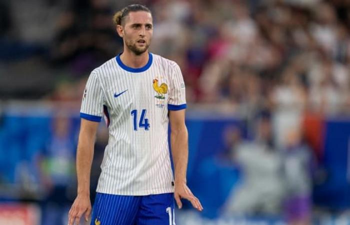 Adrien
      Rabiot
      arrives
      at
      OM