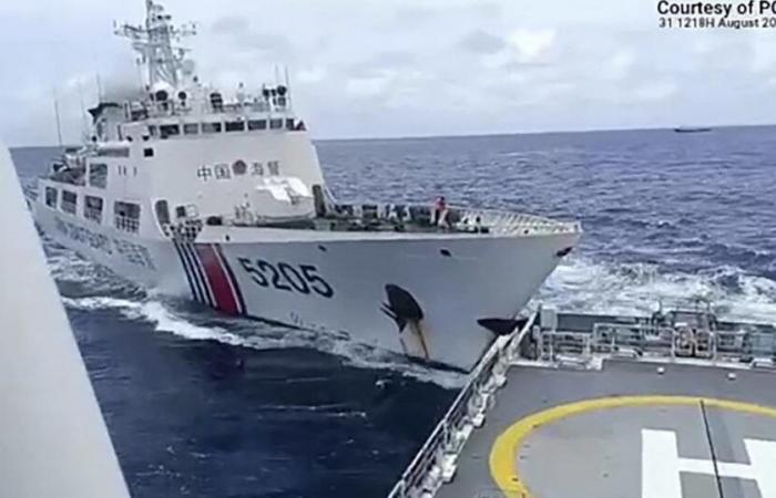 Manila
      announces
      ship
      leaving
      disputed
      reef