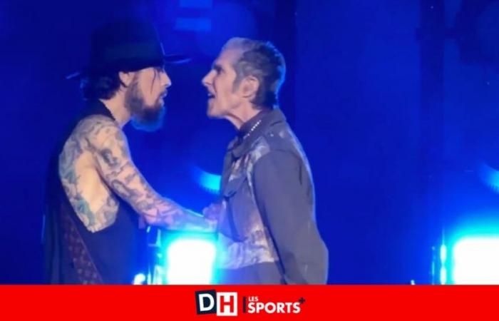 Famous
      Band
      Fights
      On
      Stage,
      Has
      To
      End
      Concert
      Early
      (VIDEO)