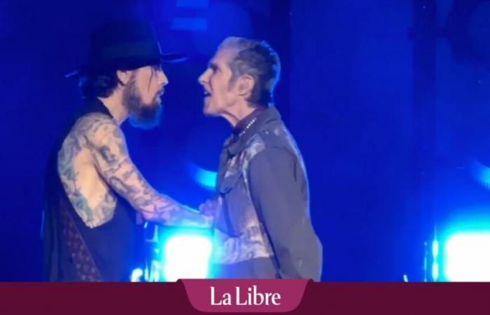 Surreal
      scene
      at
      Jane’s
      Addiction
      concert:
      singer
      and
      guitarist
      come
      to
      blows
      (VIDEO)