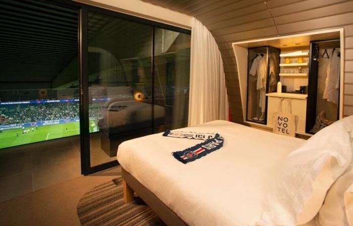 PSG
      unveils
      a
      new
      premium
      experience
      at
      the
      Parc
      des
      Princes
      in
      a
      luxurious
      room
      with
      a
      view
      of
      the
      pitch