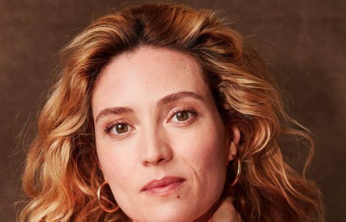 Evelyne
      Brochu
      lights
      up
      the
      red
      carpet
      with
      her
      transparent
      outfit