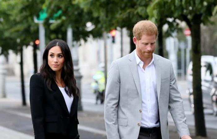 Royal
      family
      cut
      Meghan
      out
      of
      photo
      used
      for
      vows