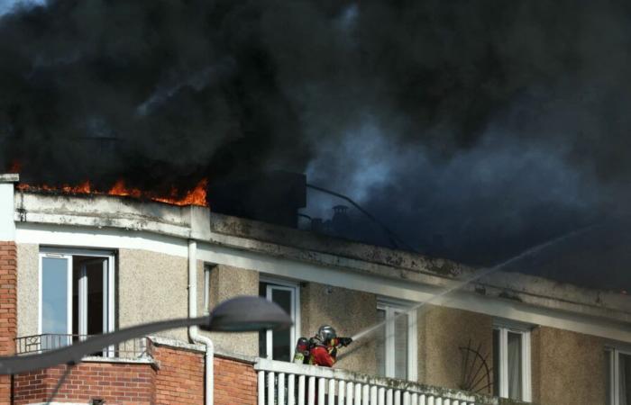 Explosions on the roof of a building in the 13th arrondissement of Paris, firefighters on the scene