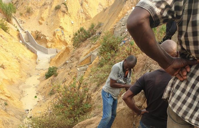 In the indifference of the public authorities, the tombs are swept away by erosion