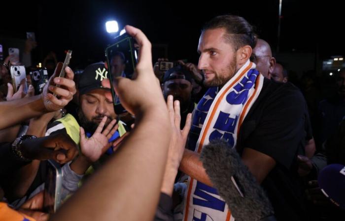 Adrien Rabiot cheered on his arrival at Marignane airport this Monday evening