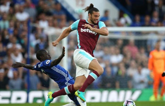 Girondins de Bordeaux. Andy Carroll and Djibril Diaw arrive at Haillan this Tuesday