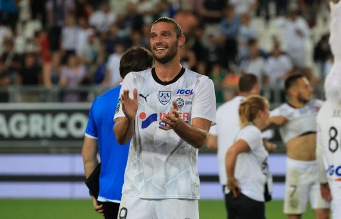 Former England star Andy Carroll is set to join Girondins de Bordeaux in National 2