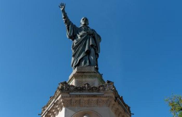 Influencers of the 12th century the statue of Saint Bernard and its characters: Guided tour in Dijon