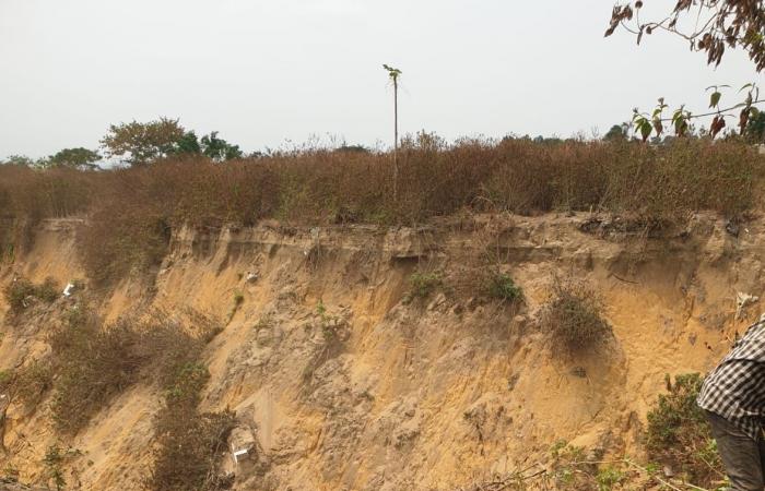 In the indifference of the public authorities, the tombs are swept away by erosion