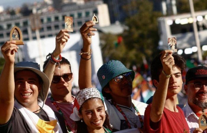 Rather than selfies, Pope recommends ‘inner journey’ to young people