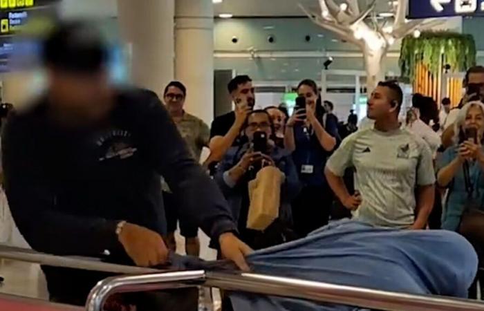 VIDEO. Man stops pickpocket and ties her to railing at Barcelona airport