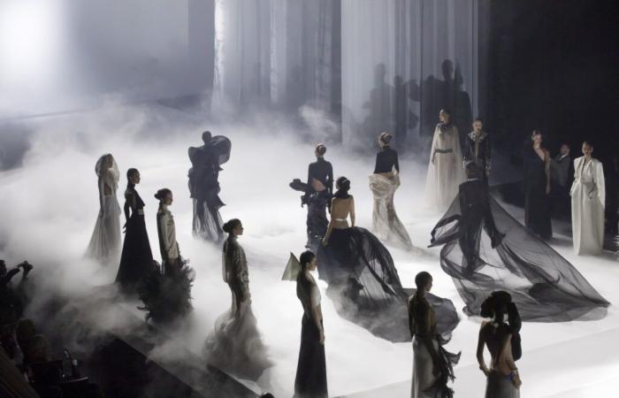 Paris Fashion Week 2025: attend the famous Haute Couture show by Stéphane Rolland – reservations