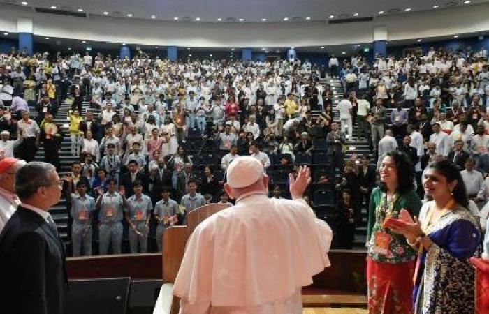 Rather than selfies, Pope recommends ‘inner journey’ to young people