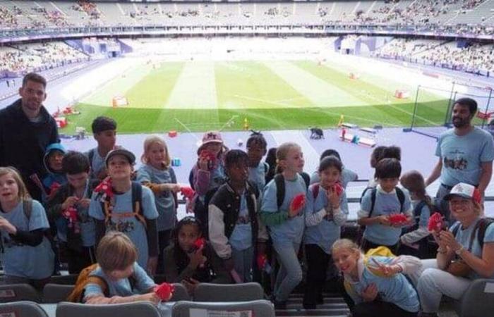 A CM1 class from Rennes at the Paralympic Games with athletics champion Victor Coroller