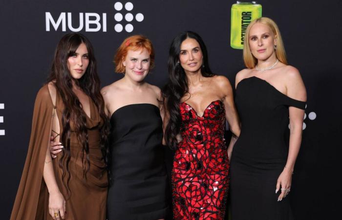 Surrounded by her daughters, Demi Moore dares to wear a femme fatale dress