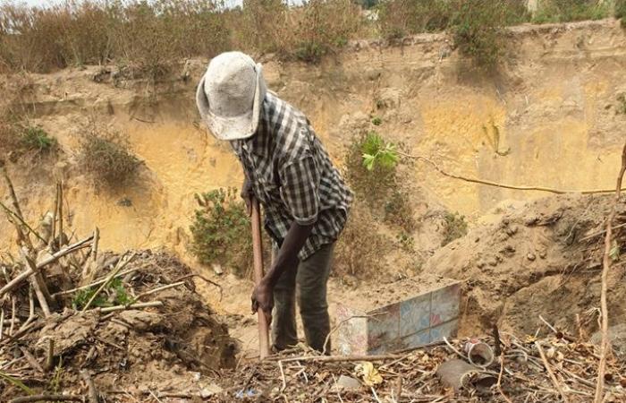 In the indifference of the public authorities, the tombs are swept away by erosion