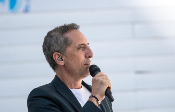 Without warning anyone, Gad Elmaleh goes on stage in front of 35 stunned spectators.