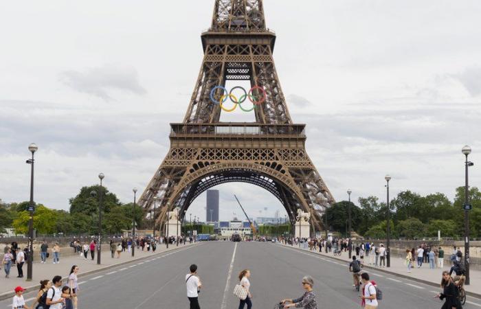 “We don’t want tourists to risk their lives there”: a famous Parisian bridge is now closed to cars