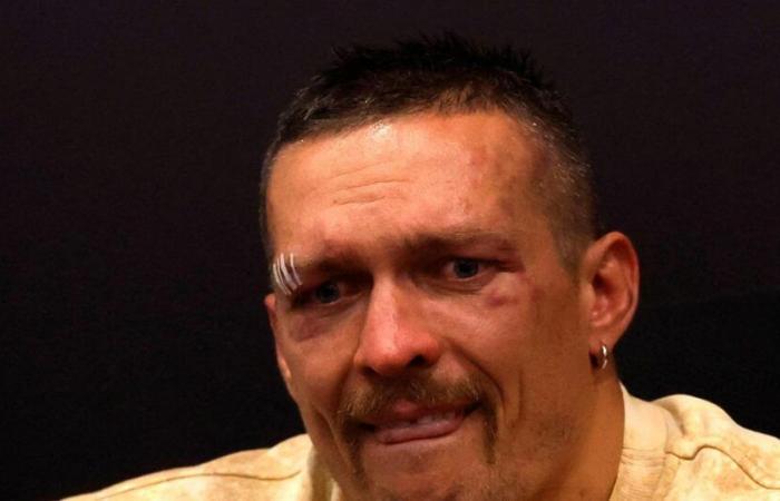 Ukrainian world champion Usyk handcuffed in Polish airport, Zelensky defends him