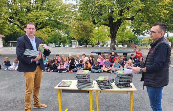 Saint-Séverin: a book offered for the return to school of the primary schools of the Lavalette Tude Dronne community of communes