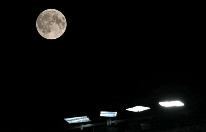 Stunning images of the “Super Harvest Moon” and partial lunar eclipse tonight