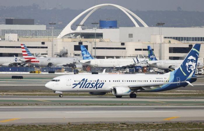 Four flight attendants suffer from nausea and “coordination problems” due to a mysterious smell on the plane, the flight is urgently diverted shortly after takeoff