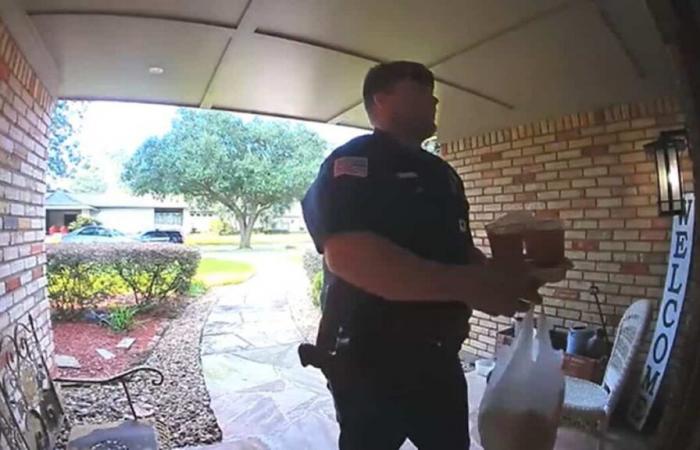 ON VIDEO | A police officer delivers his meal because the delivery man was arrested