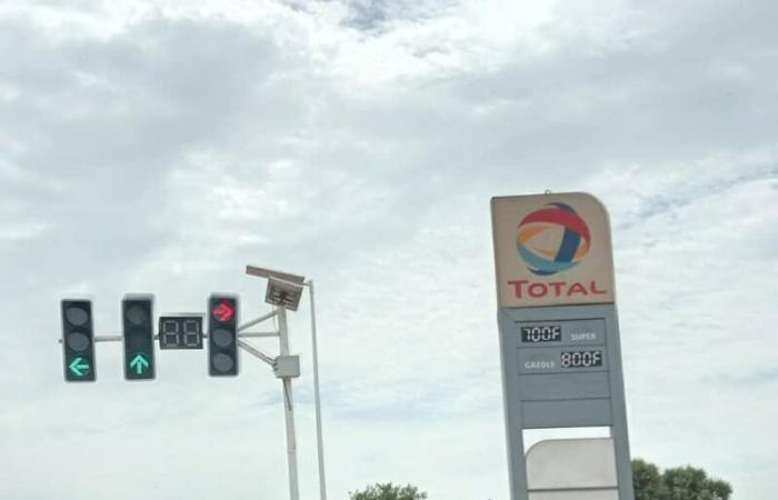 The traffic lights of the double-lane roundabout, a gift from a personality