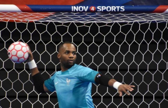 Why don’t futsal goalkeepers wear gloves?