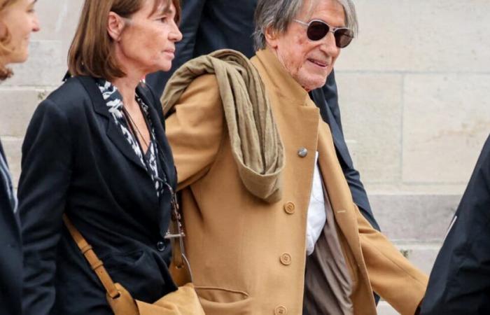 Jacques Dutronc finds his smile again 3 months after the departure of Françoise Hardy, the singer very well accompanied for the occasion