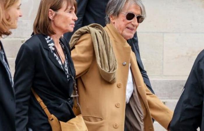 Jacques Dutronc finds his smile again 3 months after the departure of Françoise Hardy, the singer very well accompanied for the occasion