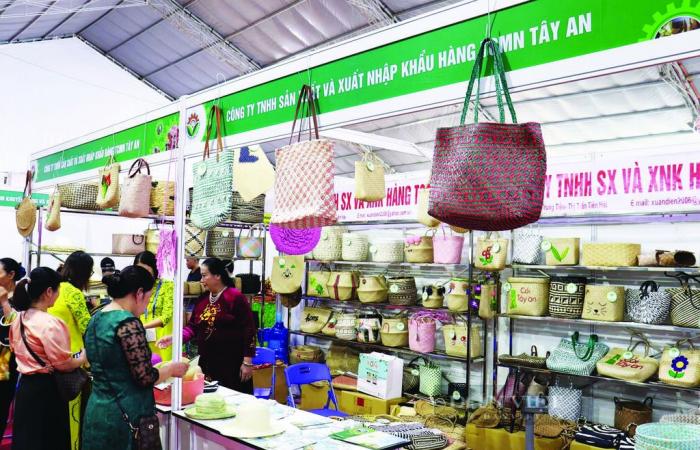 Golden hands weave the essence of sedge in Thai Binh