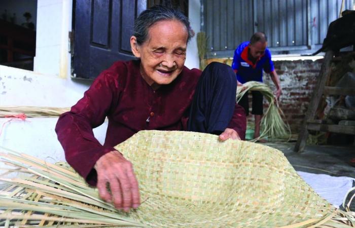 Golden hands weave the essence of sedge in Thai Binh