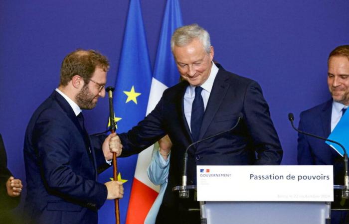 Bruno Le Maire hands over the keys to Bercy and a Basque makila to Antoine Armand