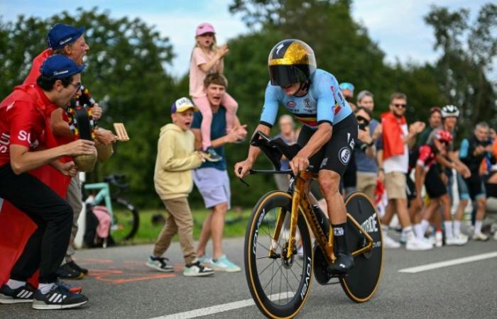 Remco Evenepoel retains his time trial title