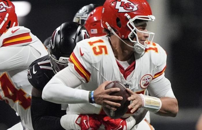 Mahomes throws 2 touchdown passes and the Chiefs’ defense preserves a 22-17 win over the Falcons