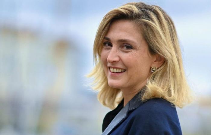 Julie Gayet revisits the little Parisian black dress