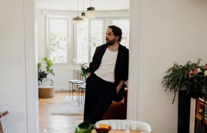 With his album Café Crève, Brav swaps his rapper costume for that of a singer-artist