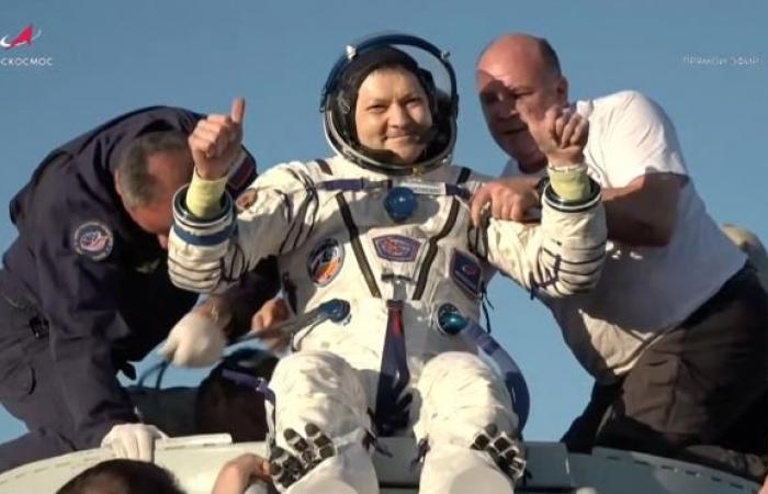 Soyuz spacecraft returns to Earth after 374 days in space (photos)