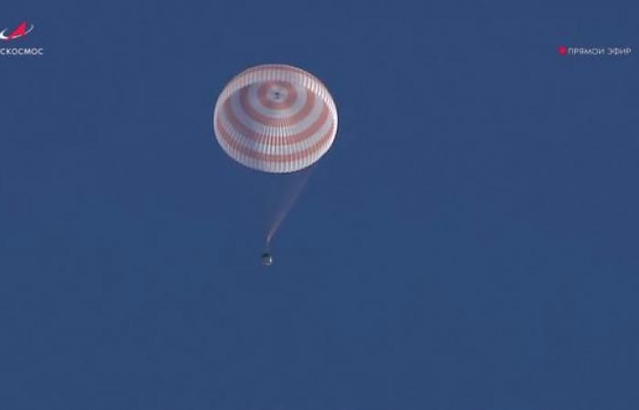 Soyuz spacecraft returns to Earth after 374 days in space (photos)