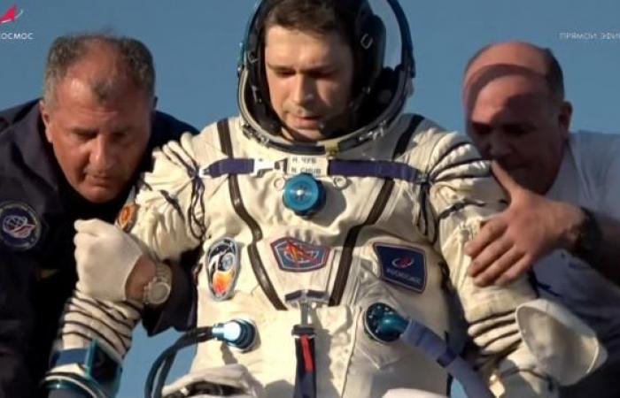 Soyuz spacecraft returns to Earth after 374 days in space (photos)