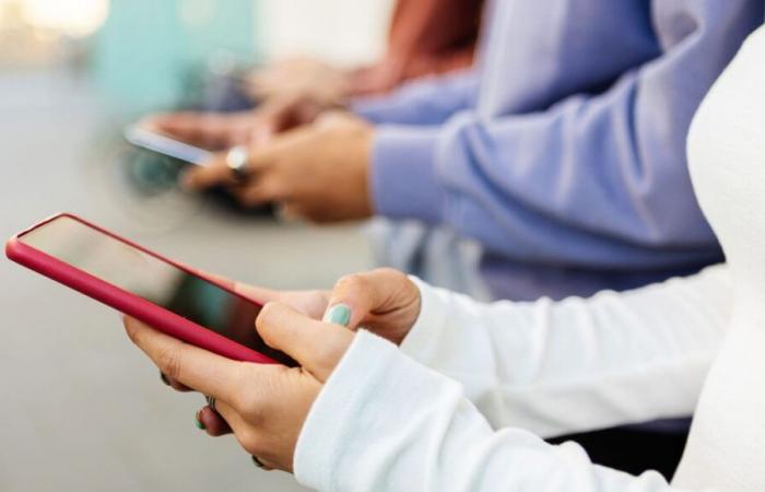 Cell phones and cancer: a reassuring study