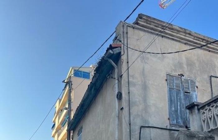 the chimney collapses, part of the roof of a country house falls into the street