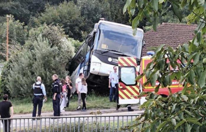 School bus accident near Lyon, children injured: the impressive photos