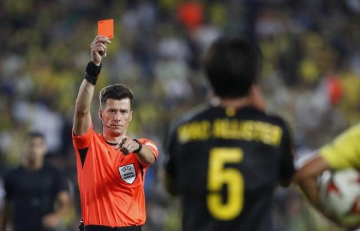 Benoît Bastien, the referee of the OL-OM match on Sunday, handed out two red cards this Thursday in the Europa League