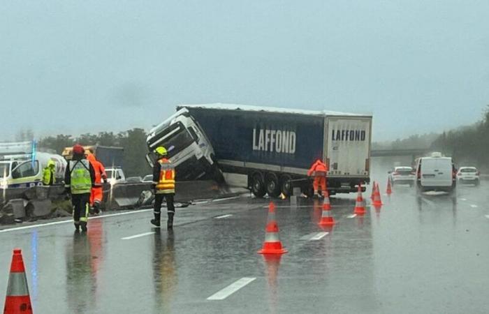 a truck ends up bent on the A43, big traffic jams towards Lyon