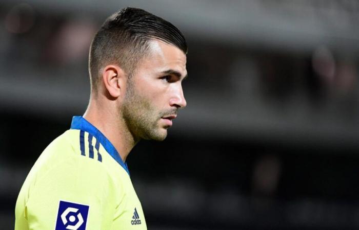 Anthony Lopes’ painful fall