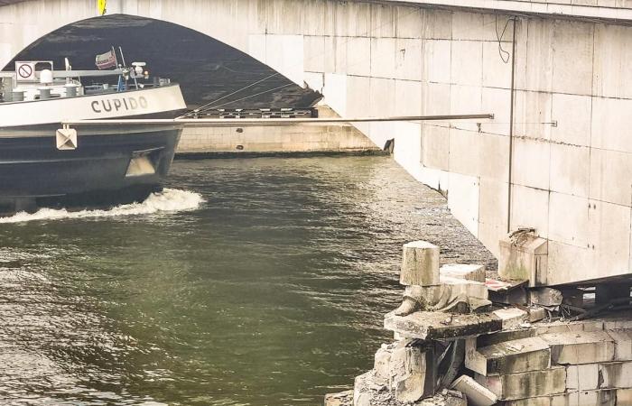 The statue of the Pont des Arches hit by the barge will be able to be #restored and put back in place